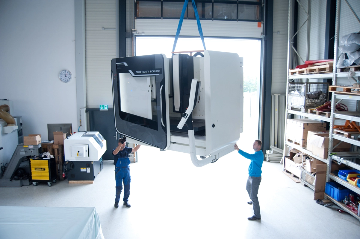 Ausbringung via Kran einer DMG 1035 V  ecoLine